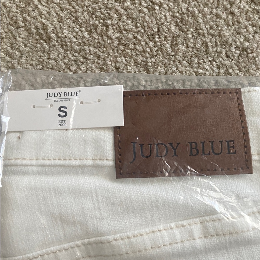 Judy blue NWT white shearling cuff shorts size small - Picture 3 of 9